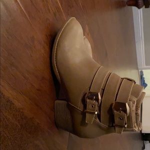 Tan women boots in good condition
